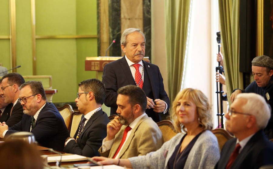 El candidato del PP se hace con el bastón de mando del consistorio ovetense gracias al apoyo de Ciudadanos.