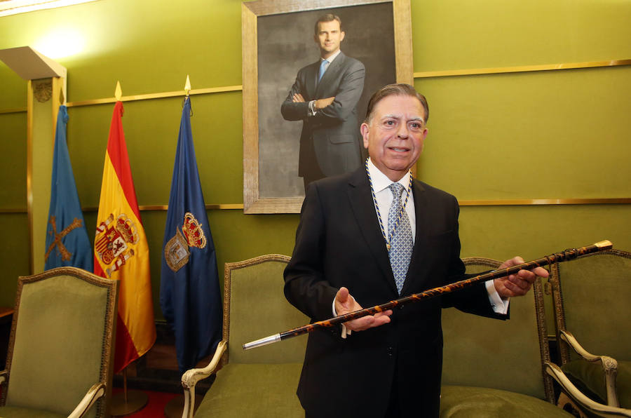 El candidato del PP se hace con el bastón de mando del consistorio ovetense gracias al apoyo de Ciudadanos.