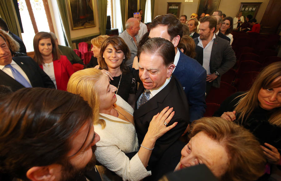 El candidato del PP se hace con el bastón de mando del consistorio ovetense gracias al apoyo de Ciudadanos.