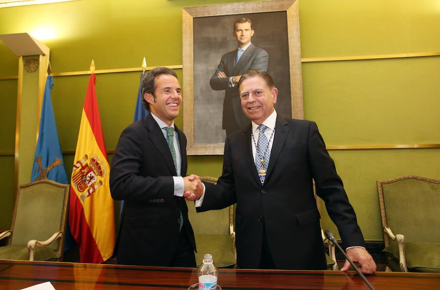 El candidato del PP se hace con el bastón de mando del consistorio ovetense gracias al apoyo de Ciudadanos.