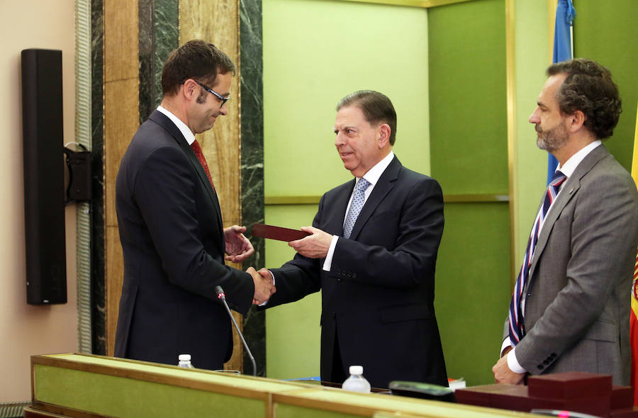 El candidato del PP se hace con el bastón de mando del consistorio ovetense gracias al apoyo de Ciudadanos.