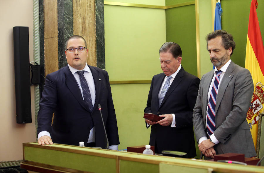 El candidato del PP se hace con el bastón de mando del consistorio ovetense gracias al apoyo de Ciudadanos.