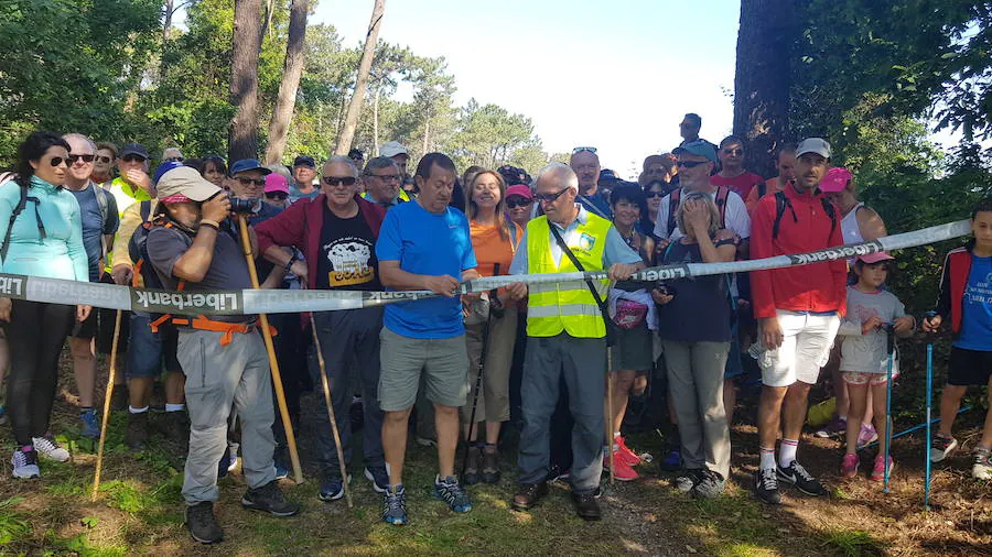 1.900 senderistas acudieron a la trigésimo segunda travesía internacional de la costa naviega. 