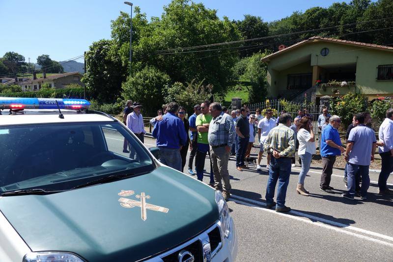 Vecinos de Ponga y Amieva y empresarios de la zona se concentran para exigir mayor agilidad en los trabajos ante la llegada del verano.