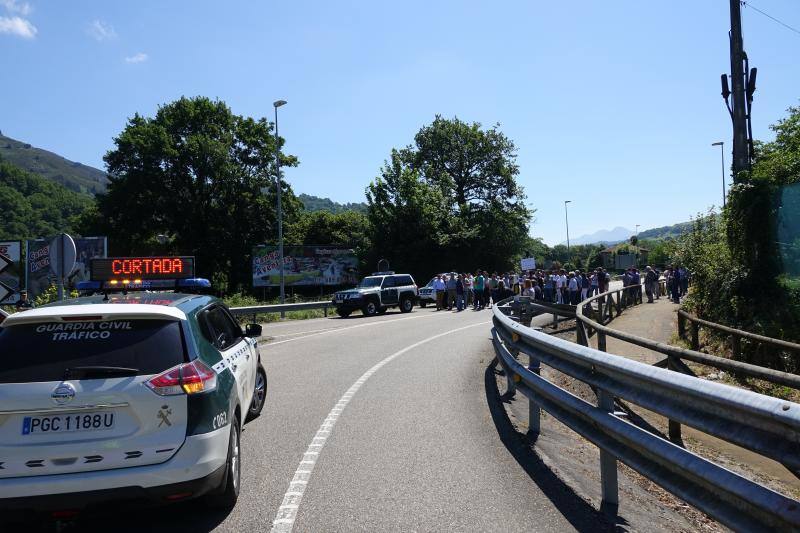 Vecinos de Ponga y Amieva y empresarios de la zona se concentran para exigir mayor agilidad en los trabajos ante la llegada del verano.