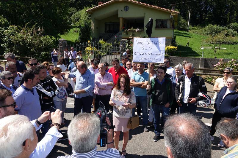 Vecinos de Ponga y Amieva y empresarios de la zona se concentran para exigir mayor agilidad en los trabajos ante la llegada del verano.