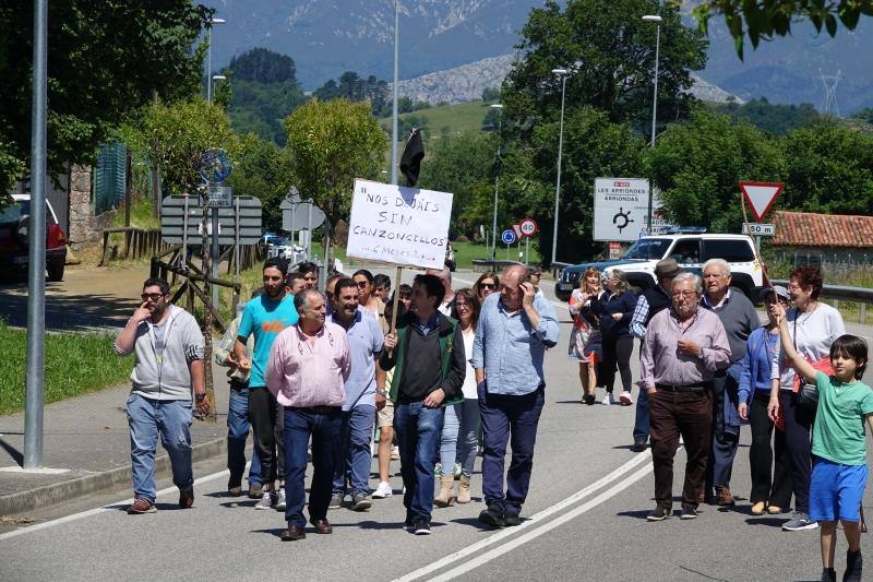 Vecinos de Ponga y Amieva y empresarios de la zona se concentran para exigir mayor agilidad en los trabajos ante la llegada del verano.