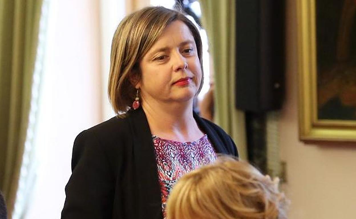 Ana Taboada vuelve a su sitio tras su discurso. 