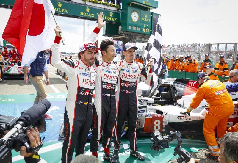 El piloto asturiano gana su cuarto título mundial y vuelve a conquistar Le Mans.