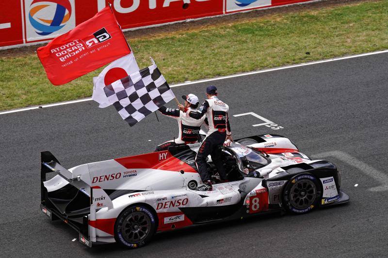 El piloto asturiano gana su cuarto título mundial y vuelve a conquistar Le Mans.