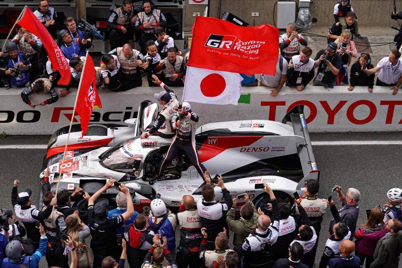 El piloto asturiano gana su cuarto título mundial y vuelve a conquistar Le Mans.