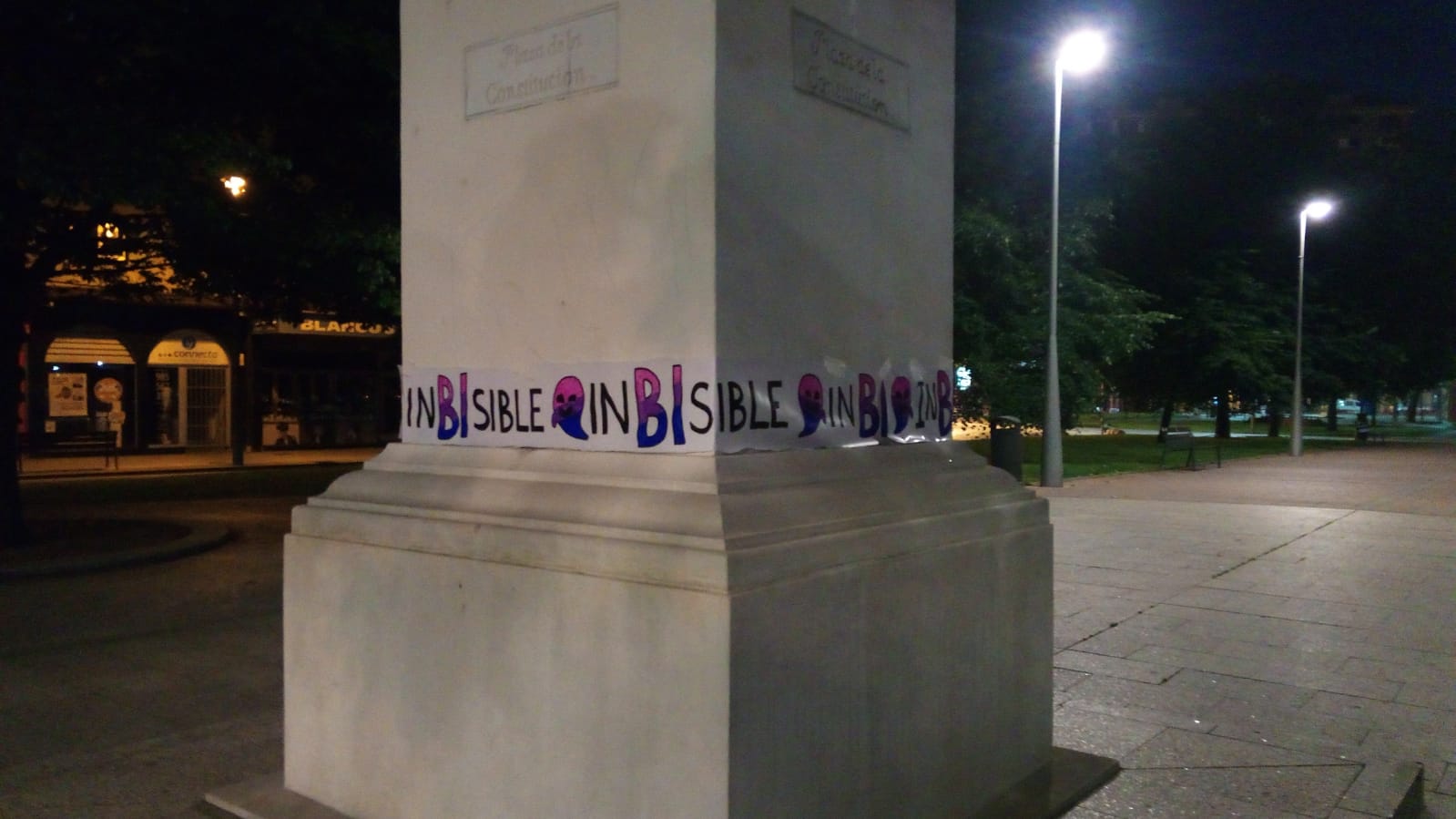 Las estatuas más emblemáticas de Avilés, desde 'La Monstrua' de Carreño Miranda a lal monumento de Pedro Menéndez o los caños de San Francisco amanecieron ataviadas con guirnaldas y carteles en defensa de la diversidad sexual, con mensajes como 'Ser trans no es ser un monstruo' o 'El que no entienda que el sexo no entiende de sexos no entiende el sexo'