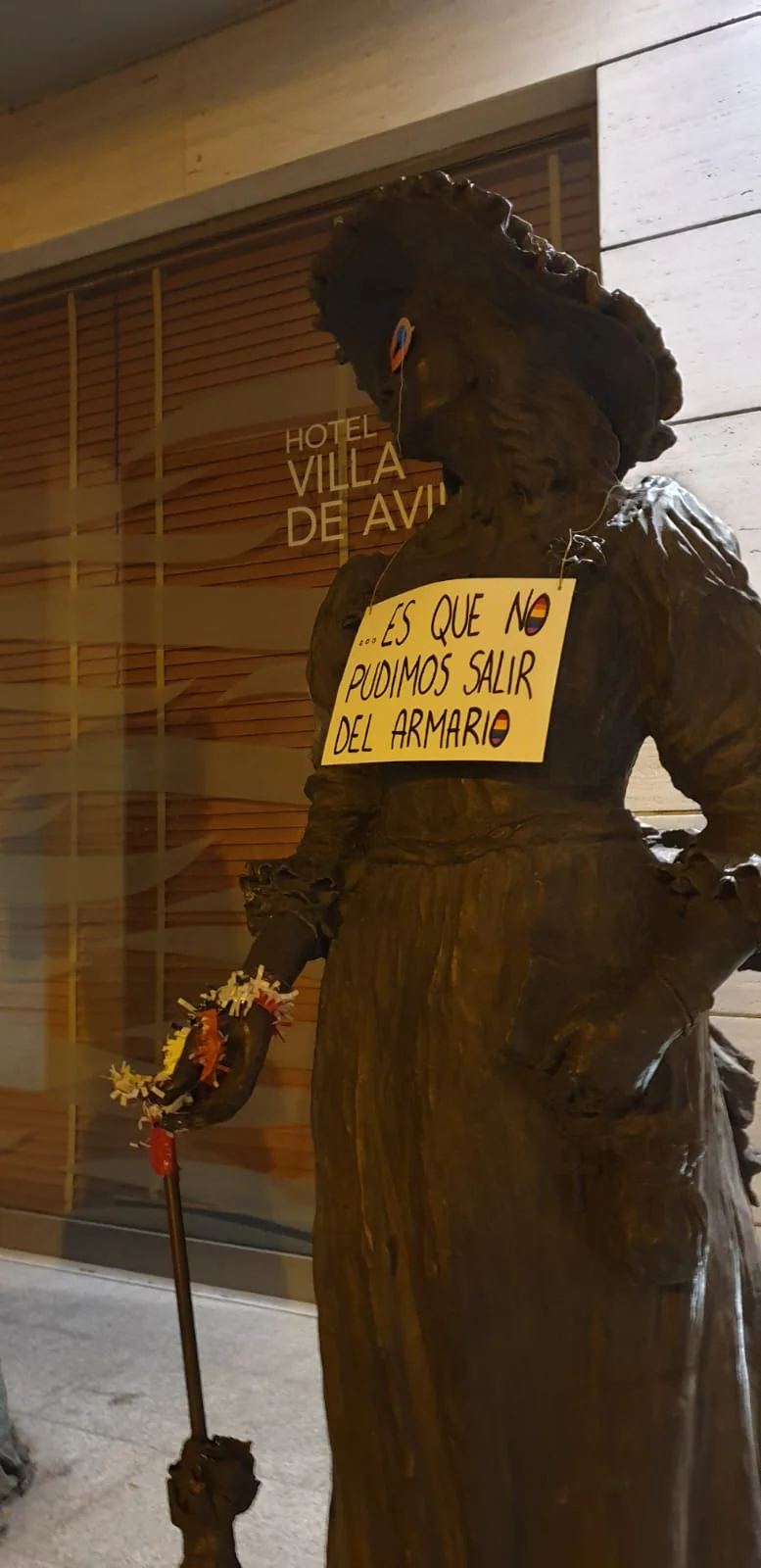 Las estatuas más emblemáticas de Avilés, desde 'La Monstrua' de Carreño Miranda a lal monumento de Pedro Menéndez o los caños de San Francisco amanecieron ataviadas con guirnaldas y carteles en defensa de la diversidad sexual, con mensajes como 'Ser trans no es ser un monstruo' o 'El que no entienda que el sexo no entiende de sexos no entiende el sexo'