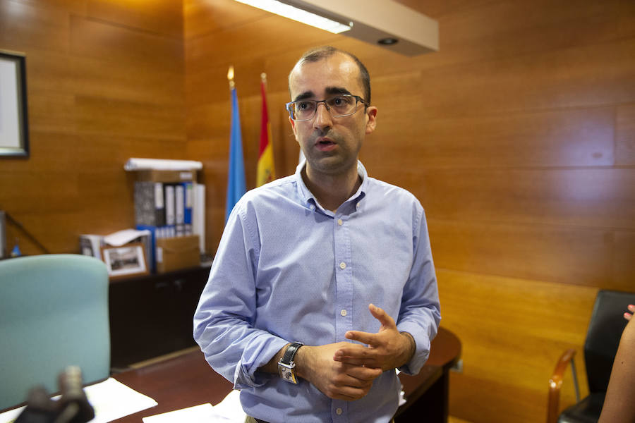 CANGAS DEL NARCEA. Víctor Rodríguez. 35 años. PSOE. Es el mayor de tres hermanos. Licenciado en Derecho, se afilió al PSOE con 19 años y en 2012 se convirtió en secretario general del PSOE cangués. Llegó a la Alcaldía en 2015. En la actualidad, preside la Comisión de Desarrollo Rural de la FEMP.