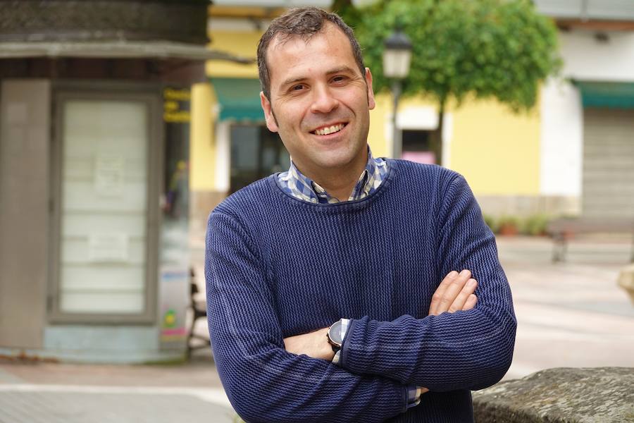 CANGAS DE ONÍS. José Manuel González Pequeño de cuatro hermanos y criado por su madre y abuela, este cangués al que todos conocen como Pepín llegó a la política en 2003, cuando se convirtió en concejal con solo 22 años. Desde 2011 está al frente del gobierno y en excedencia de Paradores.