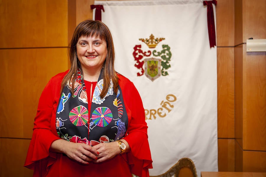 CARREÑO. Amelia Fernández. 43 años. PSOE. Nació en la parroquia de El Valle de Carreño. Es trabajadora social y lleva en política desde 2003. Formó parte de dos equipos socialistas hasta que en 2015 lideró la candidatura del PSOE, siendo elegida la primera alcaldesa de Carreño. Está casada