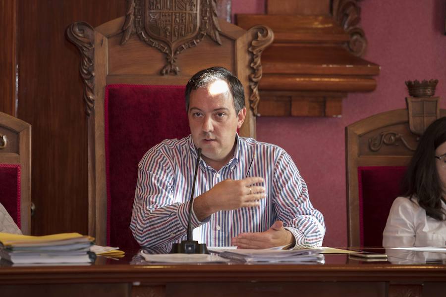 VILLAVICIOSA. Alejandro Vega. 45 años. PSOE. De Cabranes, estudió Derecho y Relaciones Laborales. Tras estar como jefe de gabinete en el Principado, en 2003 se conviertió en alcalde de Cabranes. En 2013 fue nombrado secretario de la agrupación en Villaviciosa, donde se convirtió en alcalde en 2015.