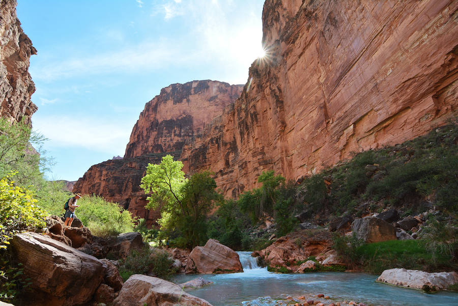 LAS MÁS AISLADAS | No hace falta irse hasta islas remotas para encontrar lugares aislados, aunque no sean estrictamente una ciudad. En Arizona se encuentra la aldea de Supai, el hogar de la tribu Havasupai, dentro del cañón Havasu (en la imagen), completamente aislado del mundo exterior. No hay carreteras, tan solo un sendero de unos 12 kilómetros accesible desde la cima de una colina, o la posibilidad de llegar en helicóptero. El punto de venta de comida, agua o gasolina más cercano está a casi 100 kilómetros, en Peach Spring.