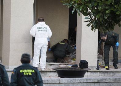 Imagen secundaria 1 - Atentados de Resistência Galega en una inmobiliaria de Cangas en 2007 (arriba), contra el Ayuntamiento de Baralla en 2014 y contra un repetidor en el Monte Sampaio.