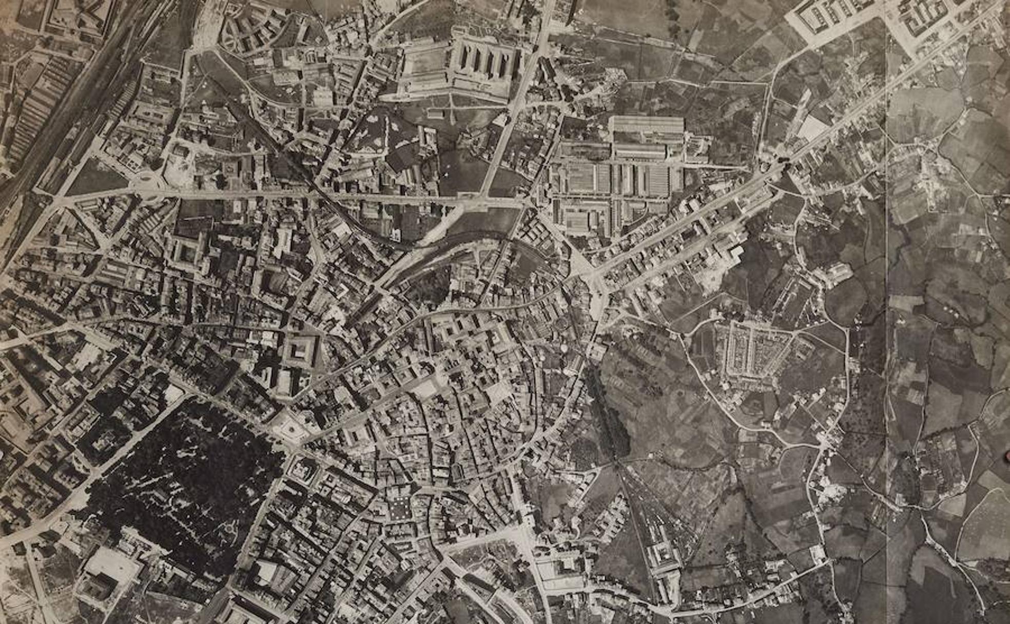 Imagen aérea de Oviedo de 1958.
