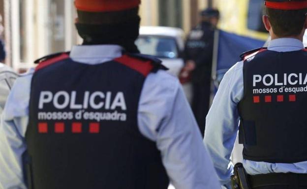 Los Mossos investigan la muerte violenta de una niña de 13 años en su casa