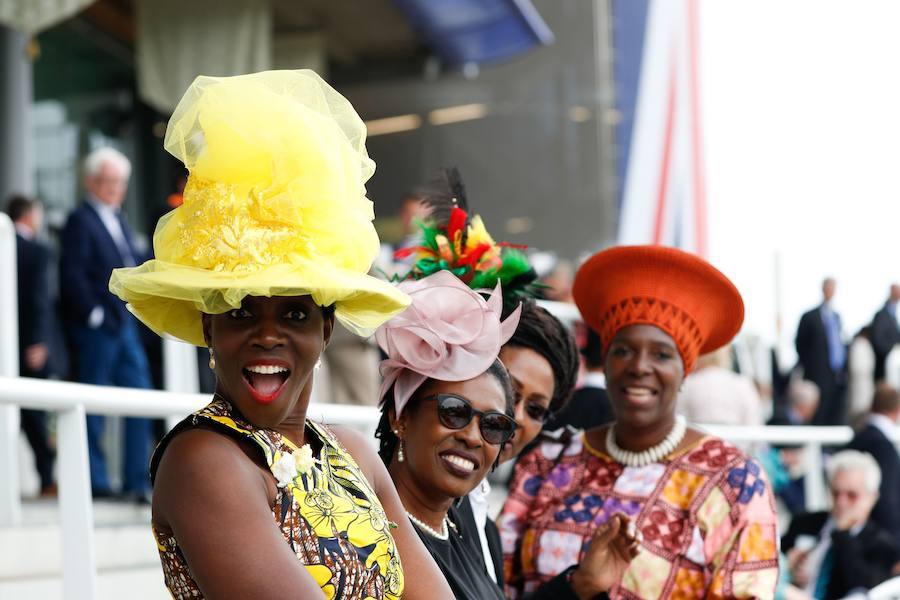 Un año más, el condado de Berkshire acoge las tradicionales carreras de caballos de purasangre Royal Ascot. A la cita (del 18 al 22 de junio) acude la Familia Real Británica y un sinfín de invitados ataviados con los sombreros, pamelas y tocados más estravagantes.