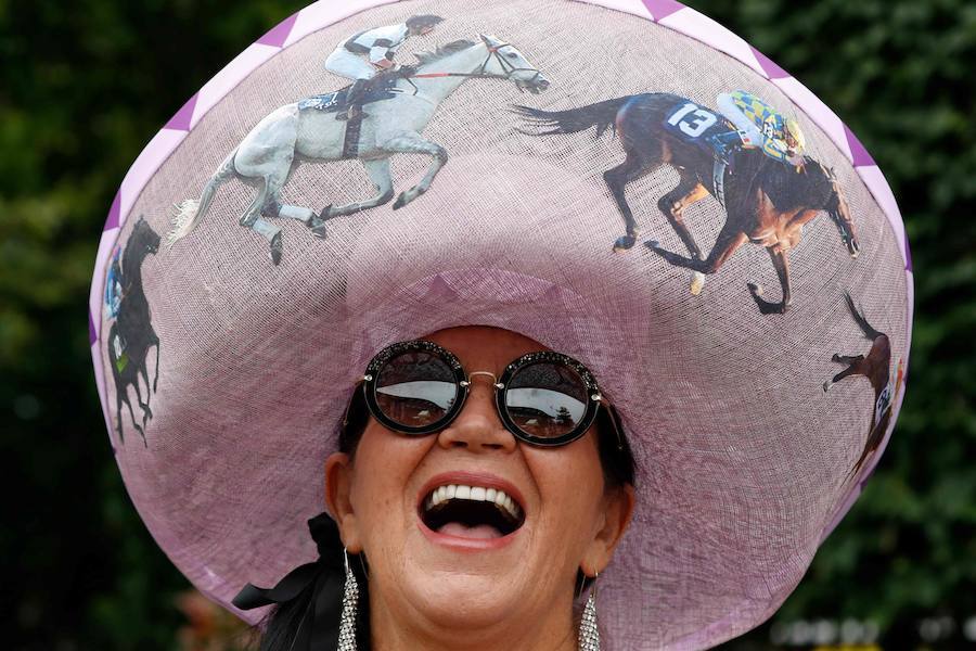 Un año más, el condado de Berkshire acoge las tradicionales carreras de caballos de purasangre Royal Ascot. A la cita (del 18 al 22 de junio) acude la Familia Real Británica y un sinfín de invitados ataviados con los sombreros, pamelas y tocados más estravagantes.