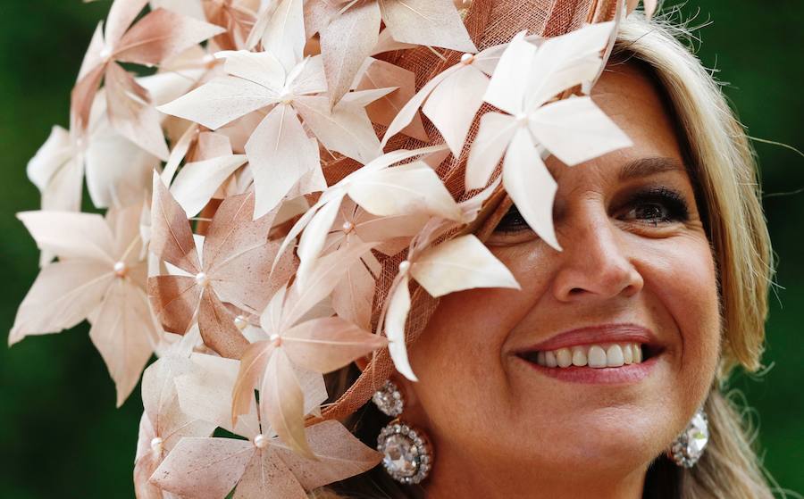 Un año más, el condado de Berkshire acoge las tradicionales carreras de caballos de purasangre Royal Ascot. A la cita (del 18 al 22 de junio) acude la Familia Real Británica y un sinfín de invitados ataviados con los sombreros, pamelas y tocados más estravagantes.