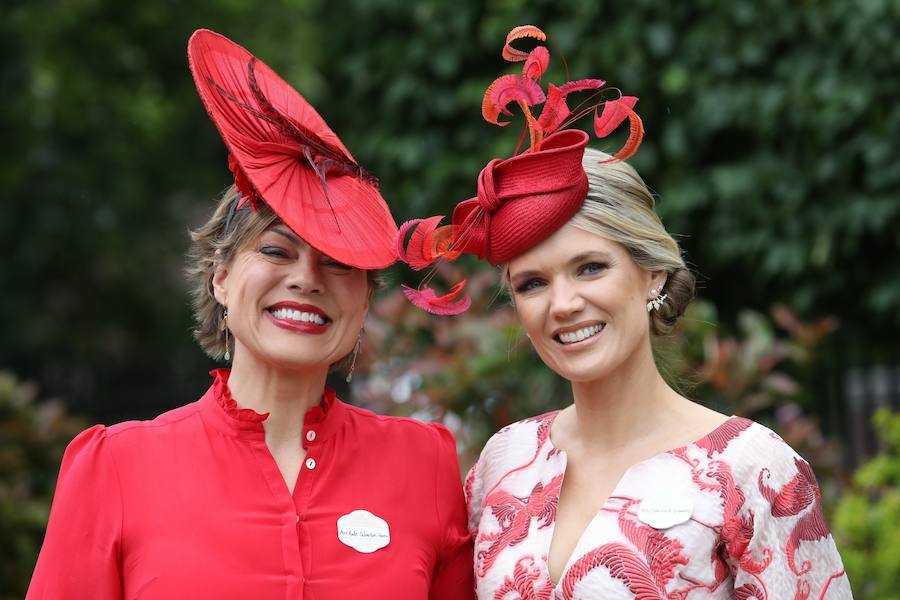 Un año más, el condado de Berkshire acoge las tradicionales carreras de caballos de purasangre Royal Ascot. A la cita (del 18 al 22 de junio) acude la Familia Real Británica y un sinfín de invitados ataviados con los sombreros, pamelas y tocados más estravagantes.