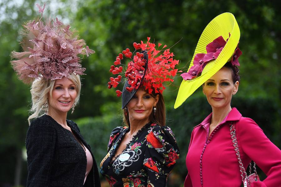 Un año más, el condado de Berkshire acoge las tradicionales carreras de caballos de purasangre Royal Ascot. A la cita (del 18 al 22 de junio) acude la Familia Real Británica y un sinfín de invitados ataviados con los sombreros, pamelas y tocados más estravagantes.