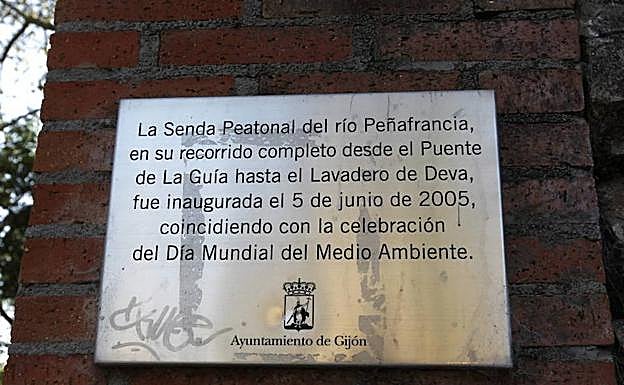 Placa de la inauguración de la senda peatonal del río Peñafrancia.