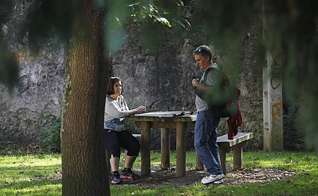Una de las mesas de madera situadas a lo largo del recorrido.