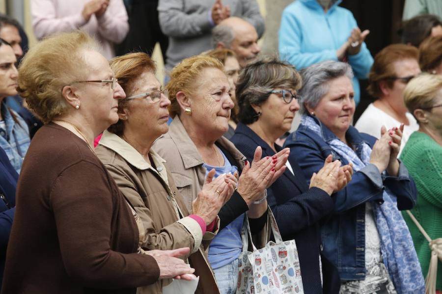 Decenas de personas se han concentrado en Cudillero en memoria del profesor David Carragal, nacido en el concejo, que falleció a causa de la brutal paliza que le propinaron tres jóvenes en las fiestas de La Florida de Oviedo.