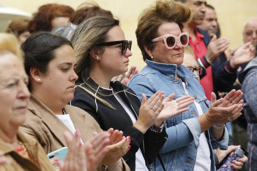 Decenas de personas se han concentrado en Cudillero en memoria del profesor David Carragal, nacido en el concejo, que falleció a causa de la brutal paliza que le propinaron tres jóvenes en las fiestas de La Florida de Oviedo.