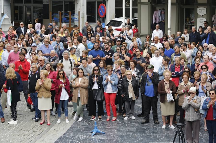 Decenas de personas se han concentrado en Cudillero en memoria del profesor David Carragal, nacido en el concejo, que falleció a causa de la brutal paliza que le propinaron tres jóvenes en las fiestas de La Florida de Oviedo.