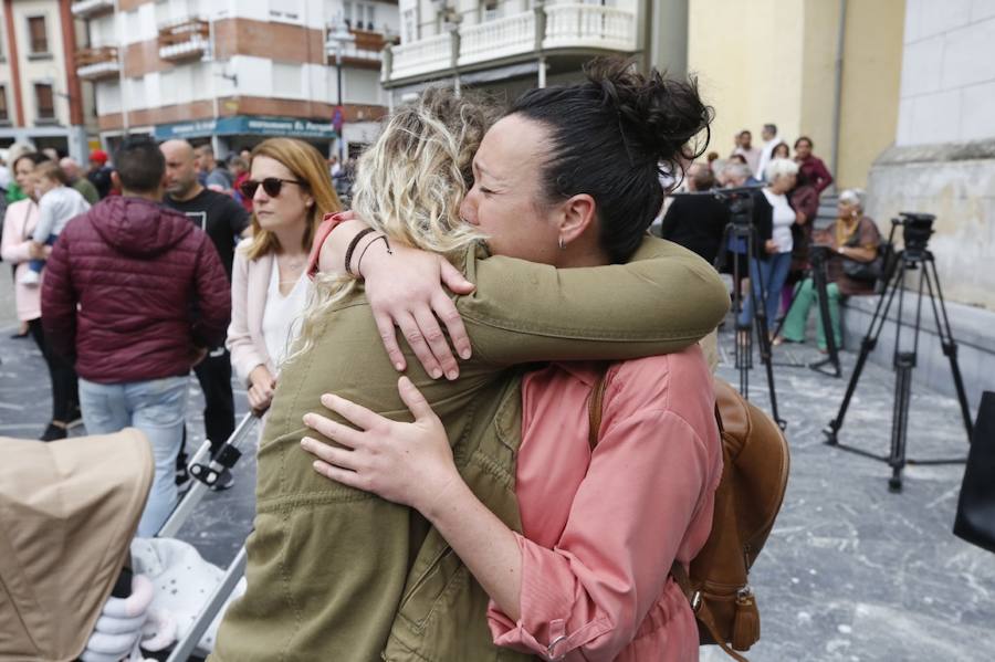 Decenas de personas se han concentrado en Cudillero en memoria del profesor David Carragal, nacido en el concejo, que falleció a causa de la brutal paliza que le propinaron tres jóvenes en las fiestas de La Florida de Oviedo.