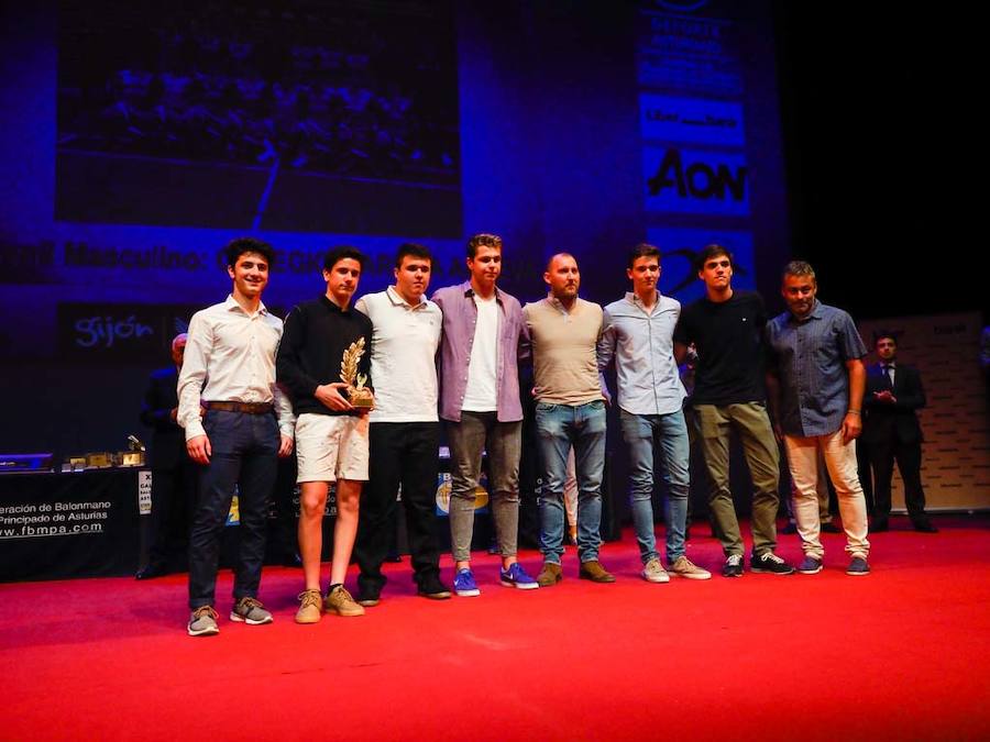 Fue una jornada para el reconocimiento a los jugadores y aquellas personas que durante toda la temporada trabajan por y para el balonmano asturiano