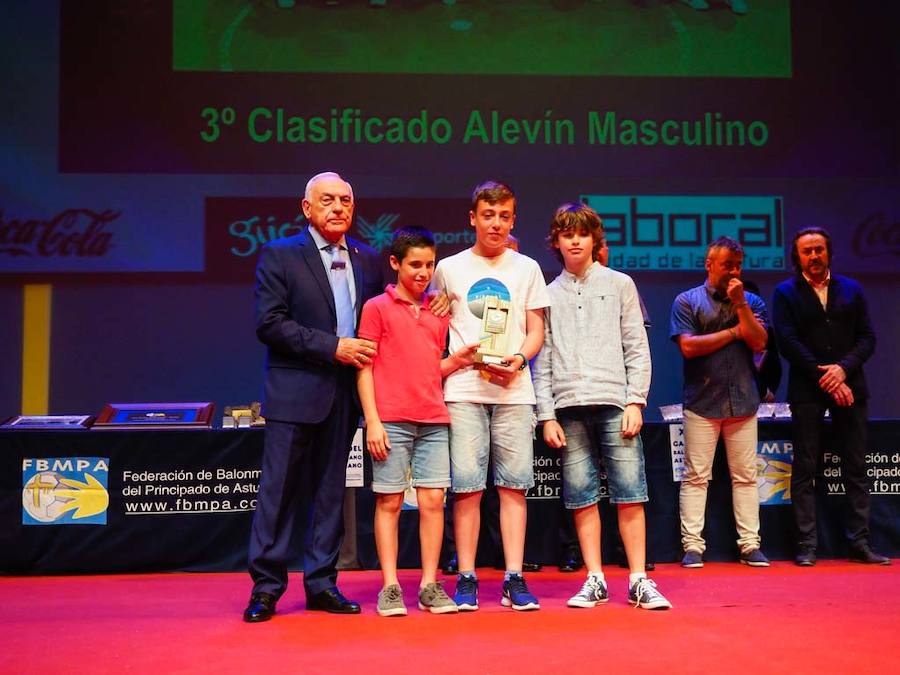 Fue una jornada para el reconocimiento a los jugadores y aquellas personas que durante toda la temporada trabajan por y para el balonmano asturiano