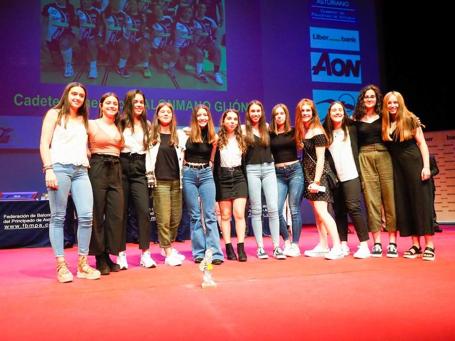 Fue una jornada para el reconocimiento a los jugadores y aquellas personas que durante toda la temporada trabajan por y para el balonmano asturiano