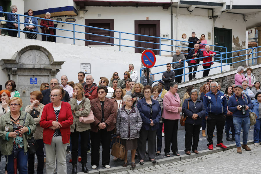 Familiares y amigos se unen para despedir al joven profesor en la localidad pixueta, lugar de donde era natural David Carragal y cuyo ayuntamiento ha decretado dos días de luto oficial 