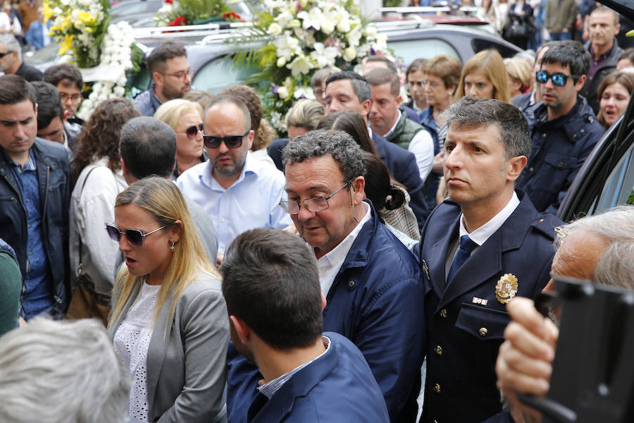 Familiares y amigos se unen para despedir al joven profesor en la localidad pixueta, lugar de donde era natural David Carragal y cuyo ayuntamiento ha decretado dos días de luto oficial 