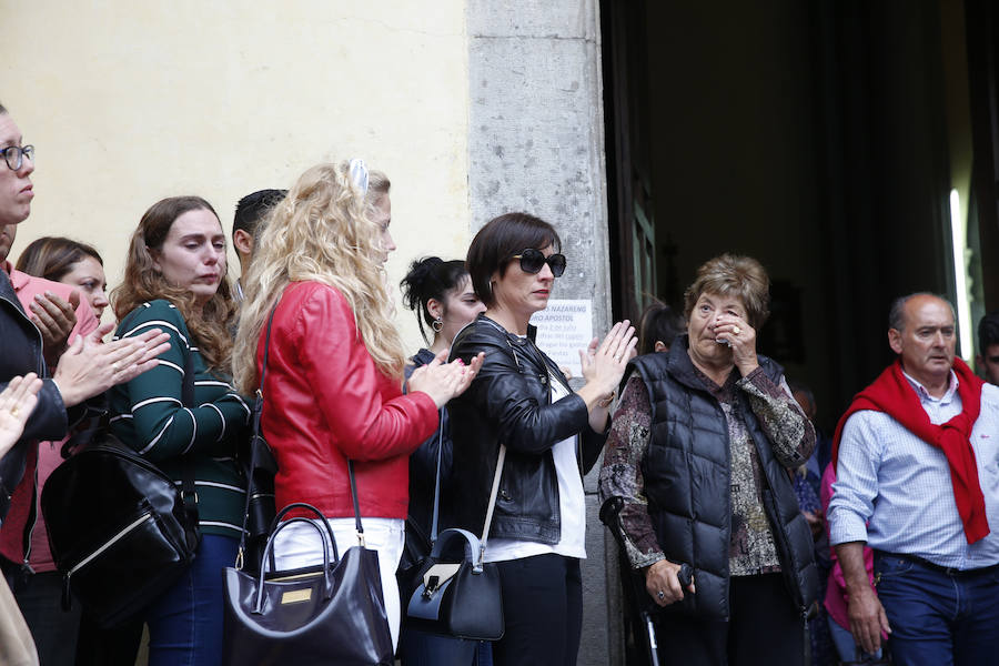 Familiares y amigos se unen para despedir al joven profesor en la localidad pixueta, lugar de donde era natural David Carragal y cuyo ayuntamiento ha decretado dos días de luto oficial 