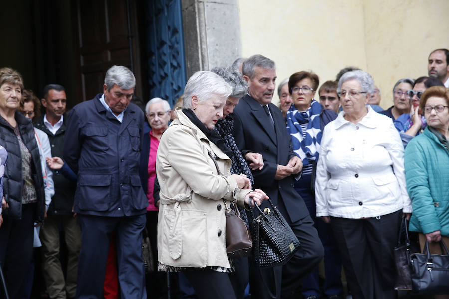 Familiares y amigos se unen para despedir al joven profesor en la localidad pixueta, lugar de donde era natural David Carragal y cuyo ayuntamiento ha decretado dos días de luto oficial 