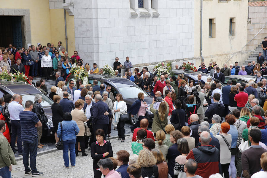 Familiares y amigos se unen para despedir al joven profesor en la localidad pixueta, lugar de donde era natural David Carragal y cuyo ayuntamiento ha decretado dos días de luto oficial 