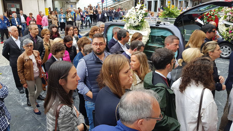 Familiares y amigos se unen para despedir al joven profesor en la localidad pixueta.