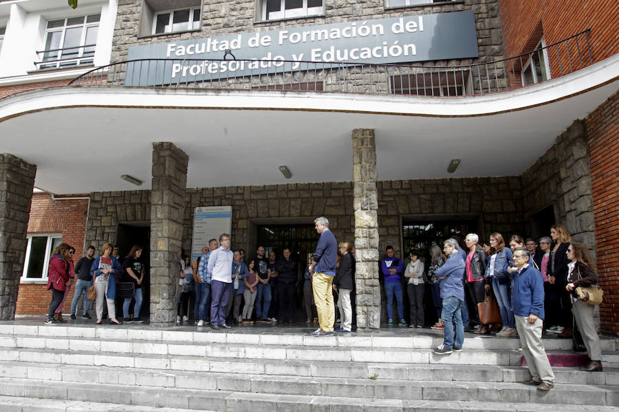 Docentes de la Facultad de Formación del Profesorado han secundado este miércoles un minuto de recuerdo en memoria de David Carragal