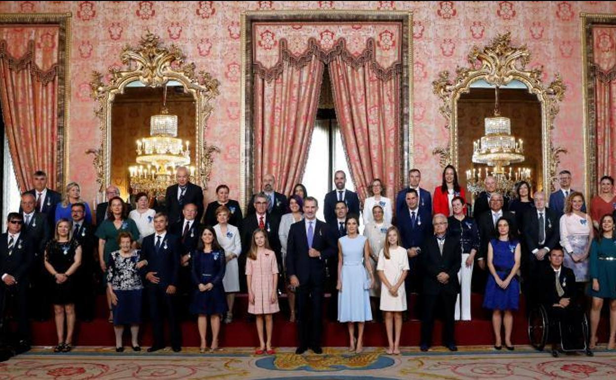 Felipe VI, la reina Letizia, la princesa Leonor y la infanta Sofía, posan con los ciudadanos reconocidos en el Palacio Real.