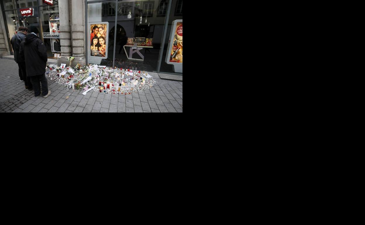 Flores y velas en el lugar donde falleció una de las víctimas en el atentado en Estrasburgo en diciembre de 2011, cuyo autor grabó un vídeo declarando su lealtad al Estado Islámico.