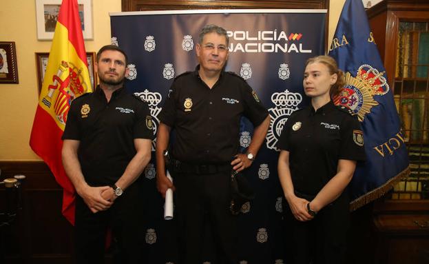 A la izquierda, el inspector Marcos González Quesada, jefe de la Unidad de Delincuencia Especiallzada y Violencia, acompañado por Juan Jesús Herranz, jefe superior de Policía de Asturias y y la inspectora, responsable del Gabinete de Comunicación de la Jefatura Superior de Policía de Asturias, Rosa Rodríguez, en la rueda de prensa ofrecida hoy