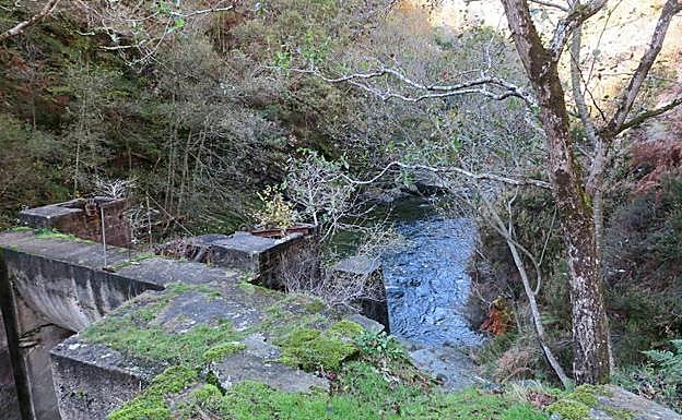 Antigua presa en el río Esva. 